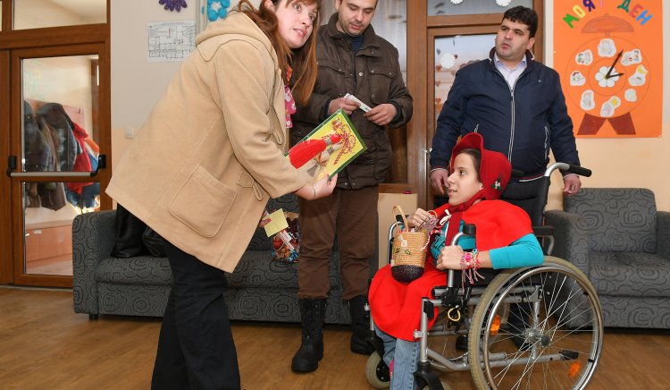 Младежи от БСП дариха играчки и мартеници на деца с увреждания