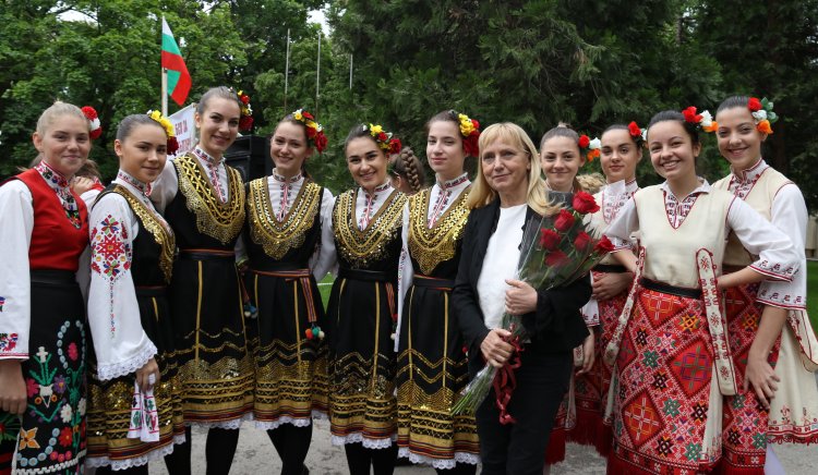 Eлена Йончева: Да върнем младите в България с номер 18, на 26-ти май